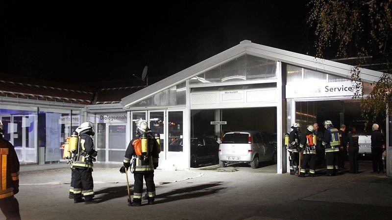 Feuerwehreinsatz in Autohaus, I