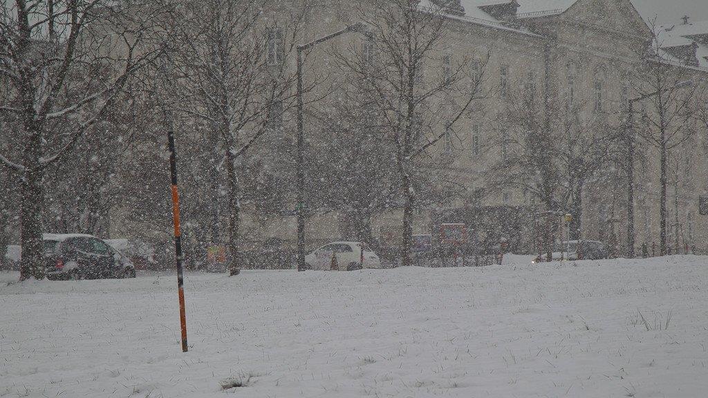 Schnee sorgt für Unfälle und Verkehrschaos: Schneefahrbahn in der Stadt Salzburg