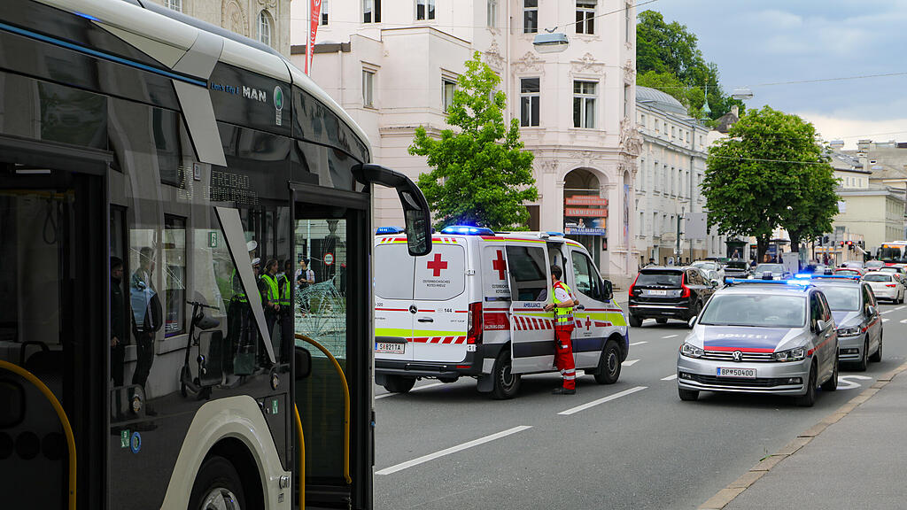Crash zwischen Albus und Motorrad in Schwarzstraße: Drei Verletzte