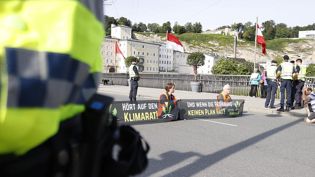 Klebe-Blockade auf Staatsbrücke