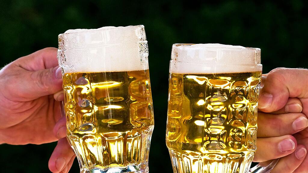 Zwölf Mitarbeiter sollen jahrelang Bier gestohlen haben. (Symbolbild)