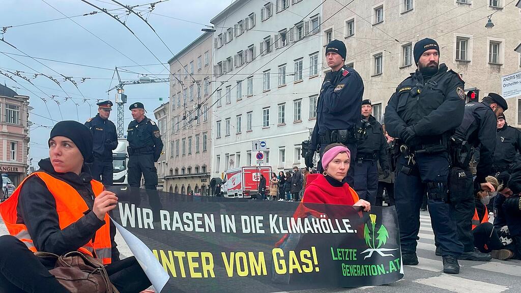 Letzte Generation: Klebe-Protest in Salzburg