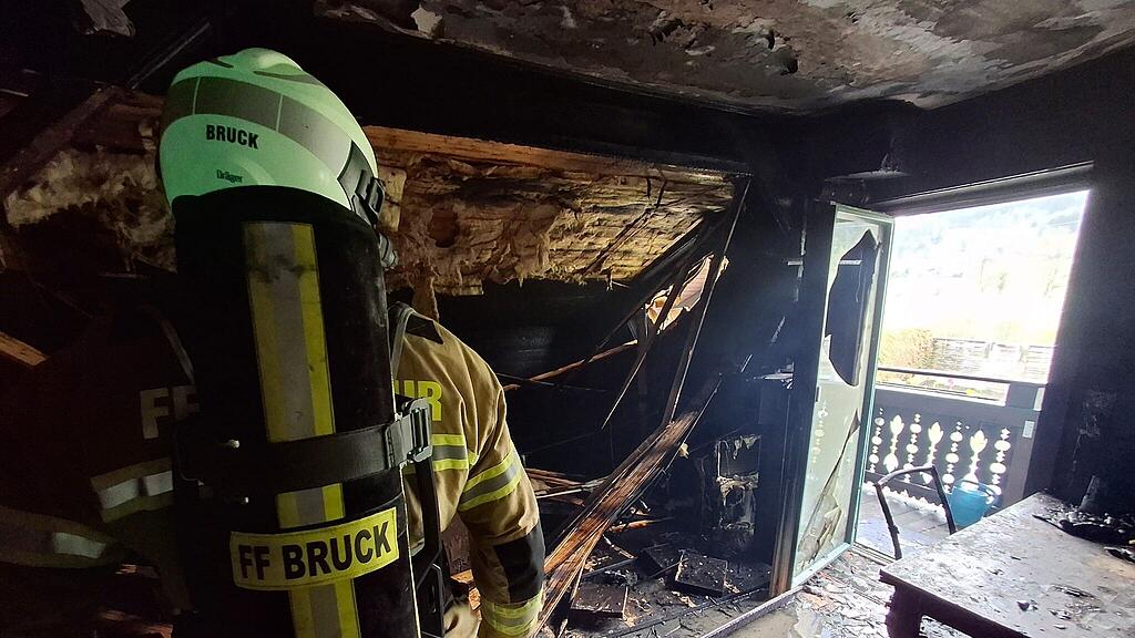 Alarmstufe 2 bei Wohnhaus-Brand in Bruck: Obergeschoss durch Feuer zerstört