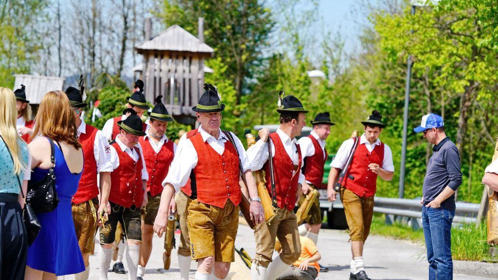 Maibaumaufstellen in Leopoldskron