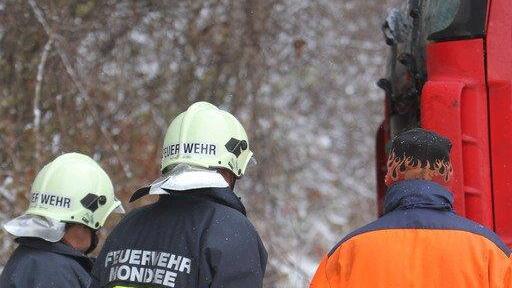 Lkw landet im Straßengraben