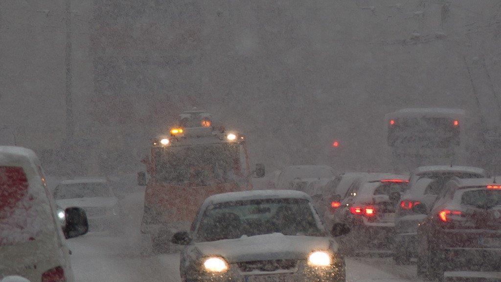 Schnee sorgt für Unfälle und Verkehrschaos: Schneefahrbahn in der Stadt Salzburg