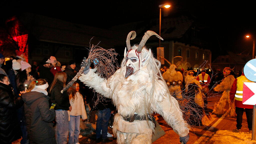 Maxglaner Krampus und Perchtenlauf