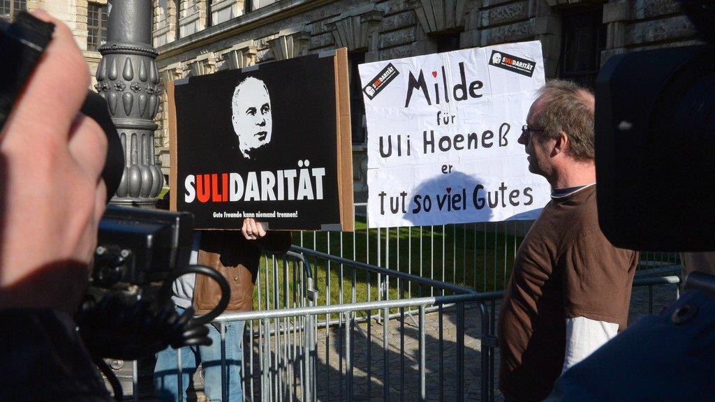 Auftakt im Prozess gegen FC Bayern-Präsident Uli Hoeneß