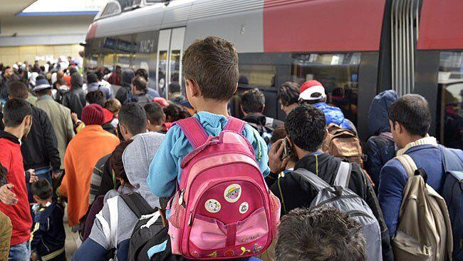 Flüchtlinge bei der Ankunft am Wiener Westbahnhof.