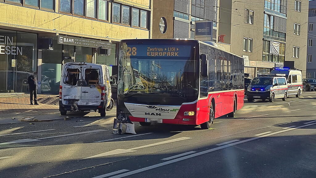 Auffahrunfall zwischen Albus und Lieferwagen