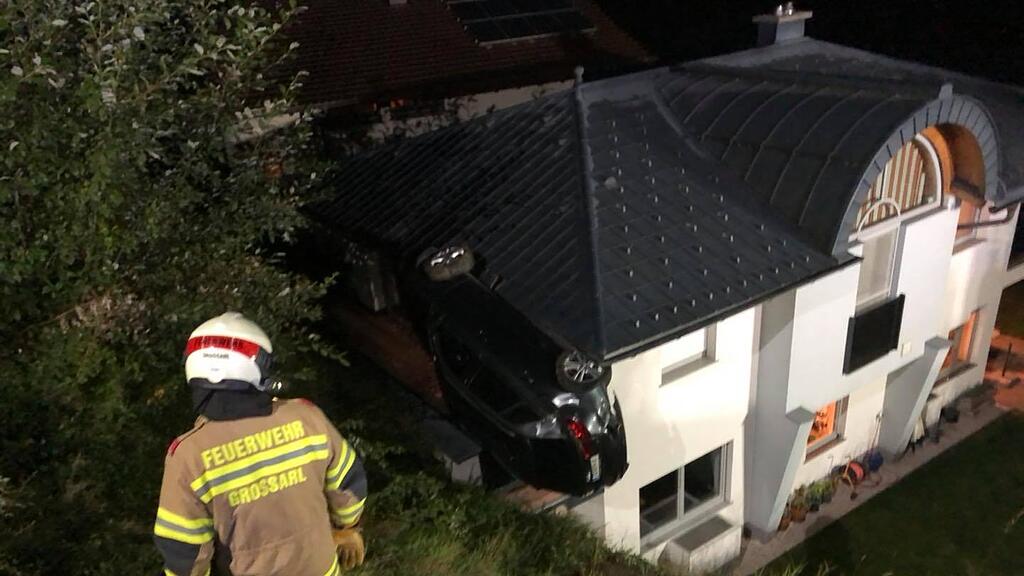 Alko-Crash in Großarl: Auto hängt an Haus
