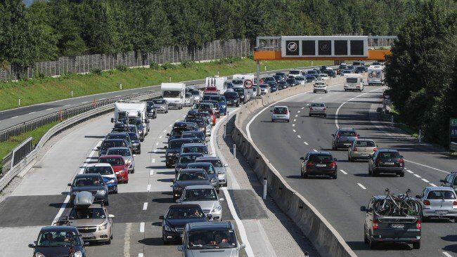 Jährlich müssen im Bundesland über 130 Tonnen Müll entlang der Autobahnen per Hand eingesammelt werden.