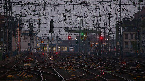 In deutschen Bahnhöfen steht alles still