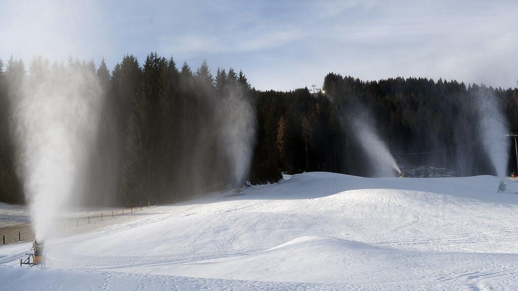 In Salzburgs Skigebieten, wie hier am 30. November 2011 in Flachgau, werden die Schneekanonen ab Donnerstag im Dauerbetrieb sein.