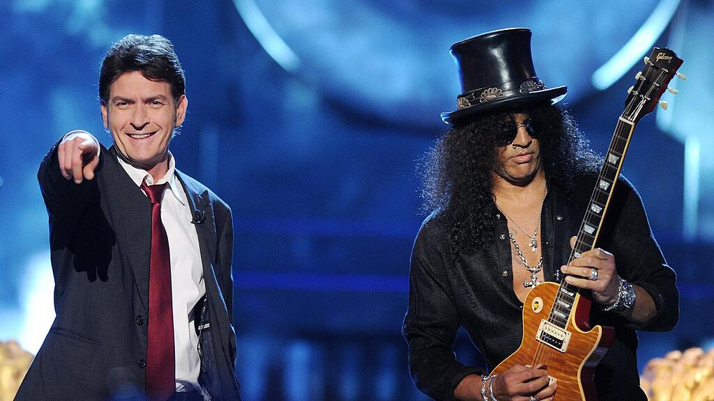 Charlie Sheen (hier bei "Comedy Central Roast" mit Slash) zeigt in letzter Zeit verstärkt seine Großzügigkeit.