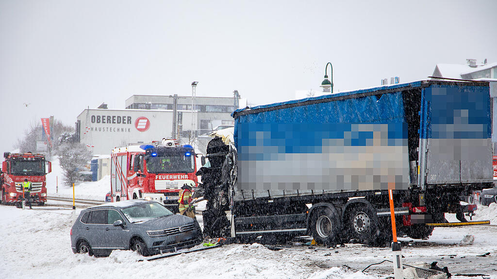 Unfall Henndorf, B1, Lkw vs. Pkw