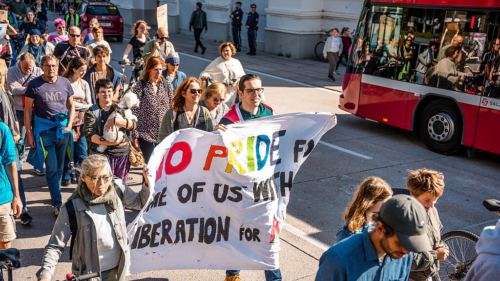 Demo "Zusammenhalten statt spalten" in der Stadt Salzburg