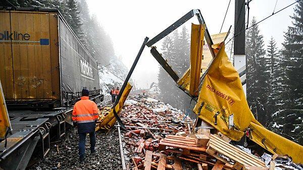 Beim Unfall entstanden enorme Schäden am Gleis
