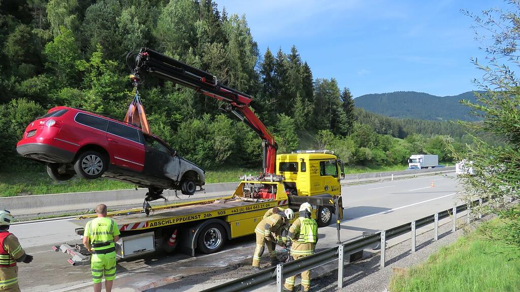 Fahrzeugbrand auf A10 in Pfarrwerfen