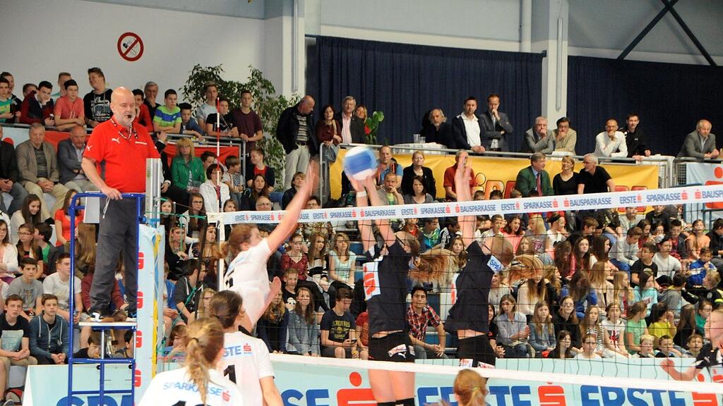 Vor 600 Zuschauern setzte sich Hartberg (weiß) im Finale gegen Seekirchen durch.