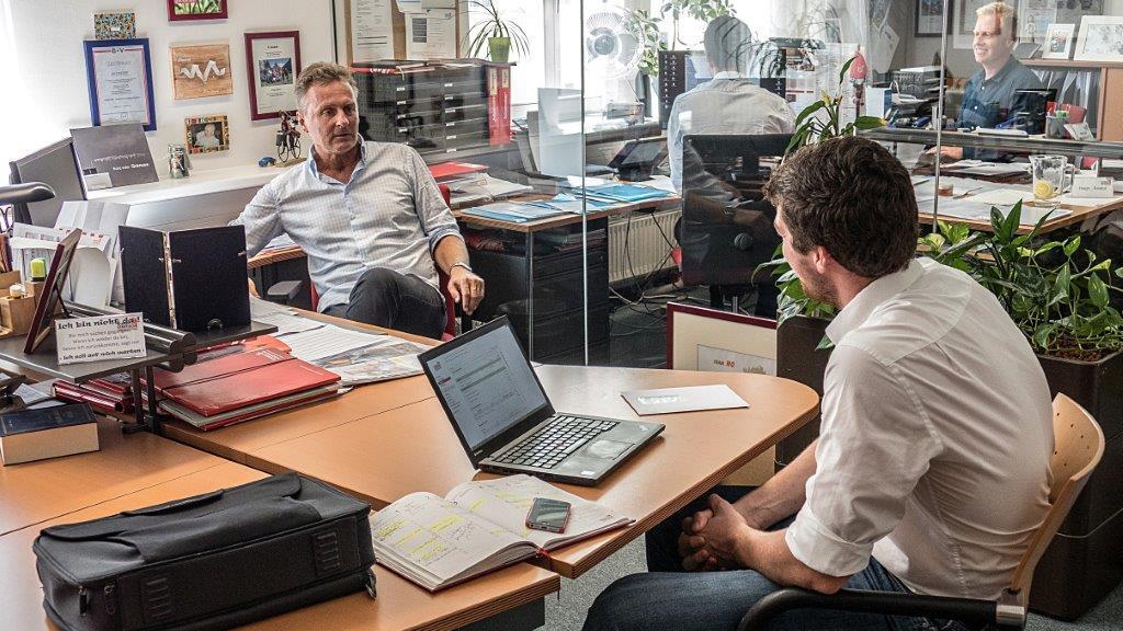 Angela und Philipp bei der Arbeit
