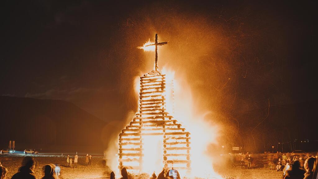 Osterfeuer im Lungau