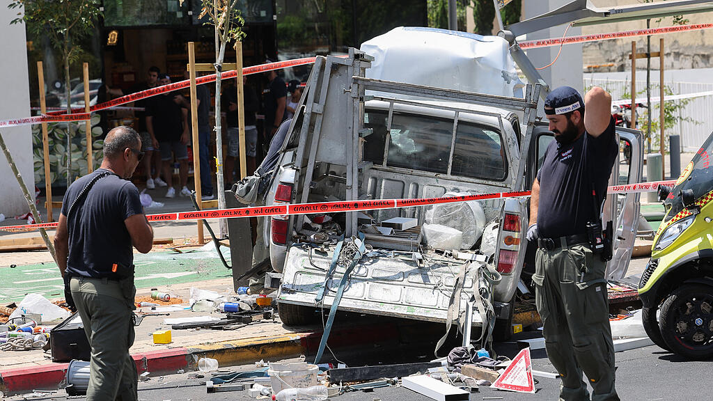 Auto in menschenmenge in Tel Aviv
