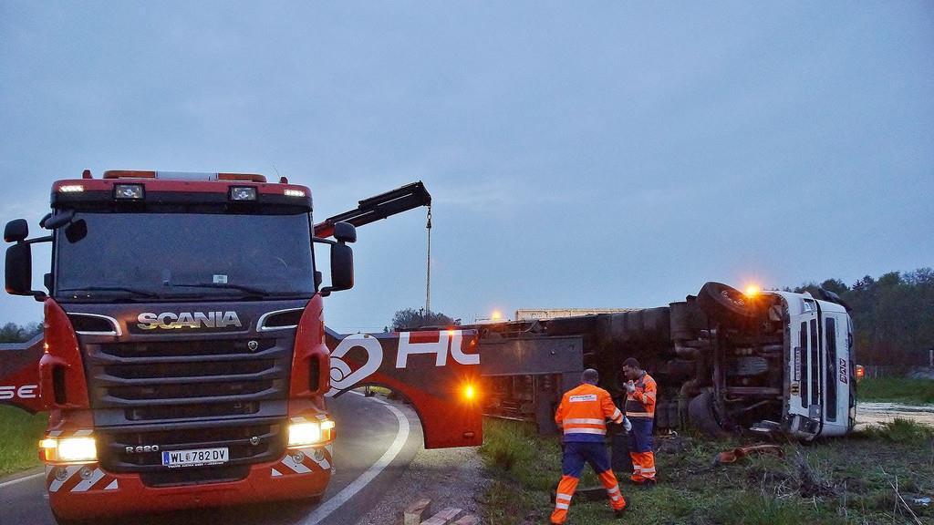 Lkw kippt auf A1 um