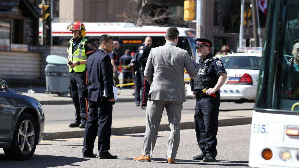 Transporter rast in Toronto in Menschenmenge: 10 Tote