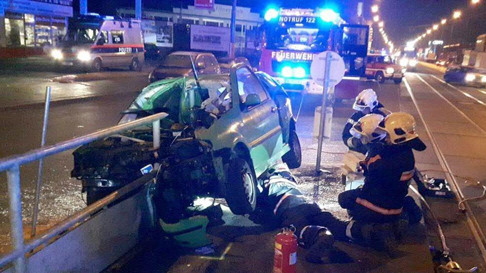Wien: Pkw-Lenker kracht gegen Haltestelle