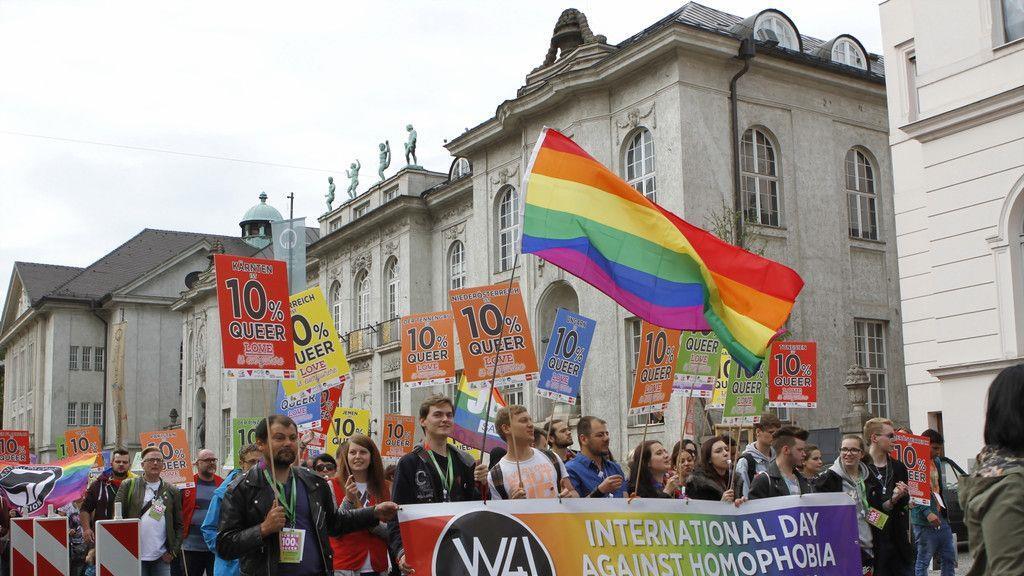 250 Personen bei Walk4IDAHOT in Salzburg