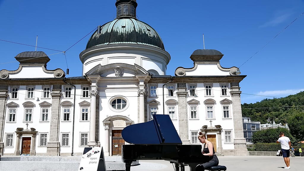 Open Piano am Salzburger Kajetanerplatz