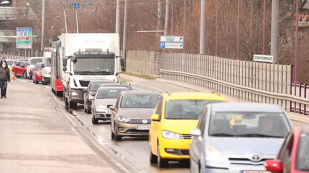 PKW kollidiert mit O-Bus auf der L106