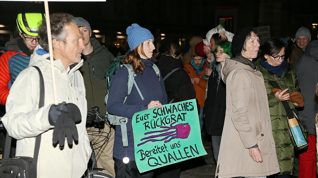 kundgebung blau-schwarz hauptbahnhof