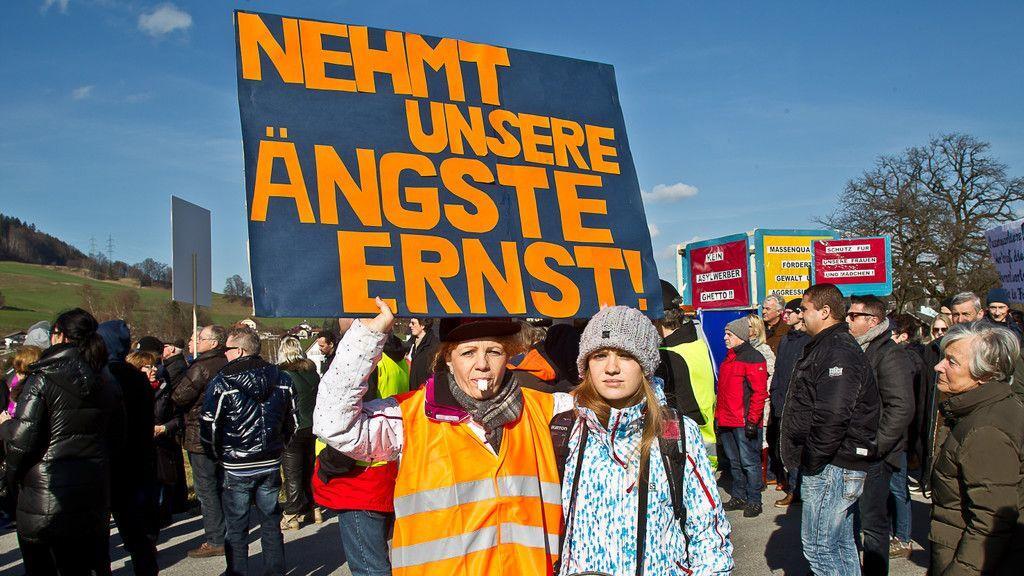 200 Personen demonstrieren gegen Asyl-Großquartier in Straniakstraße