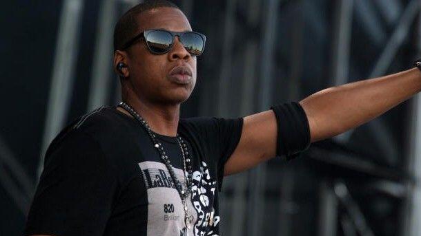 Das untenstehende Video zeigt Jay-Z im netten Plausch mit einer älteren Dame.