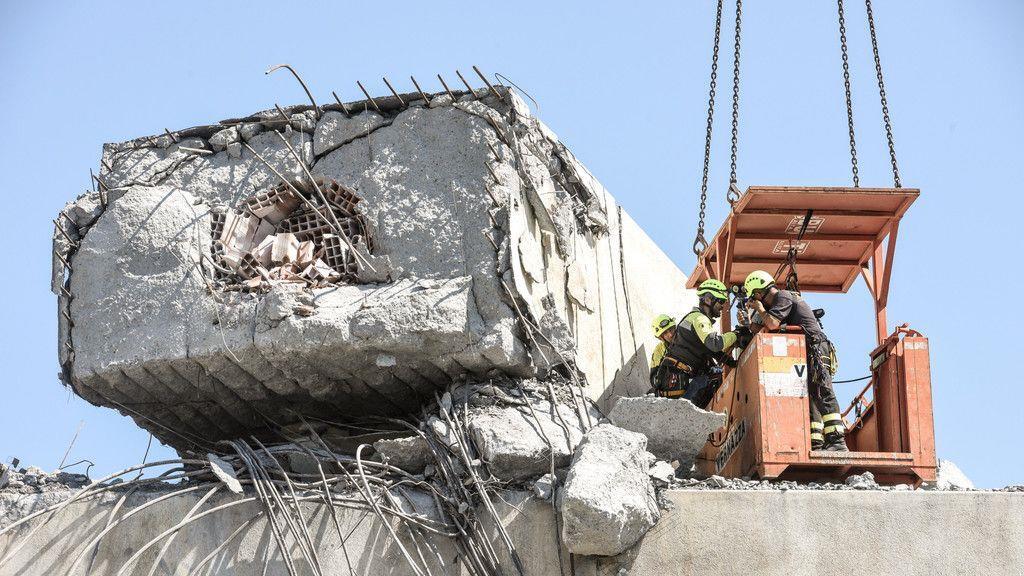 Autobahnbrücke stürzt in Genua ein: Aufräumen