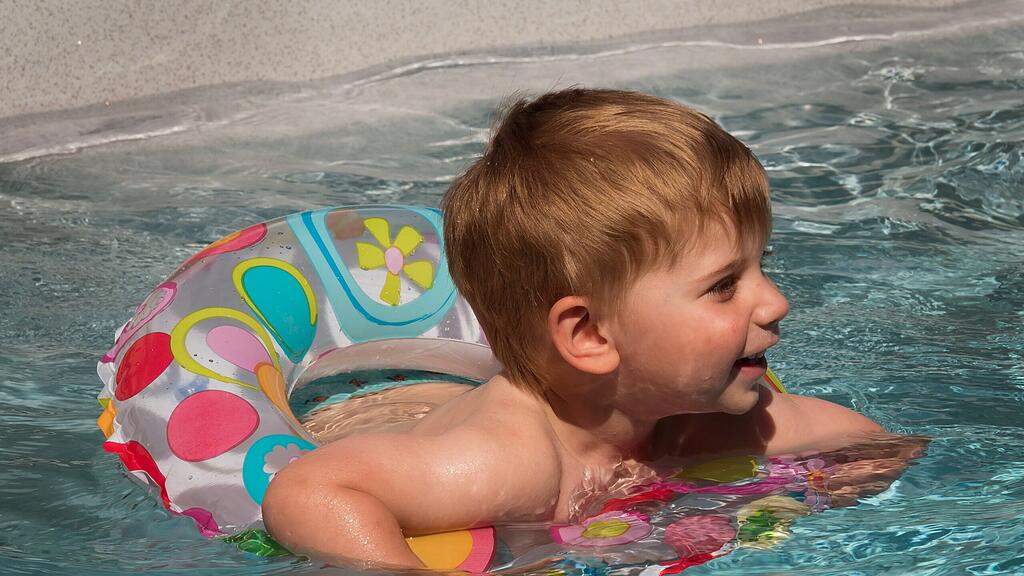 Der Bub war bereits rund 70 Meter auf das Wasser hinaus getrieben (Symbolbild).