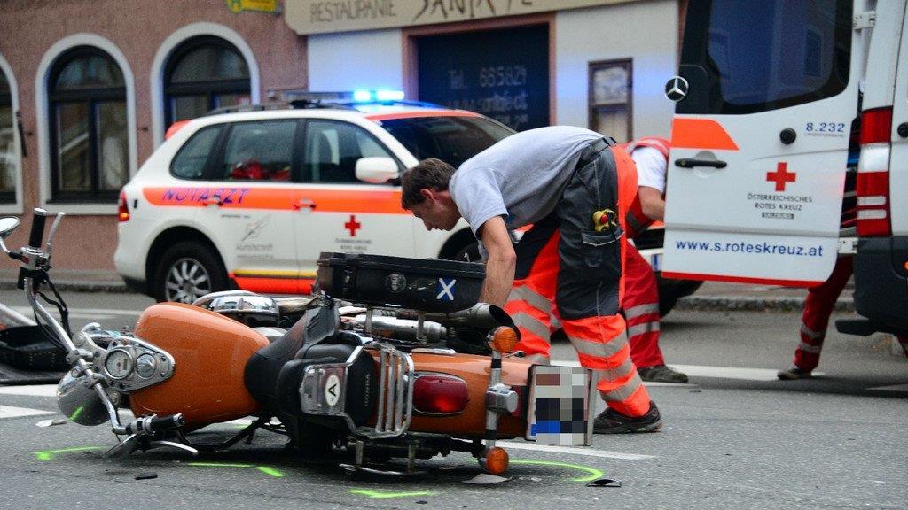 Hallwang: Biker kracht in Auto