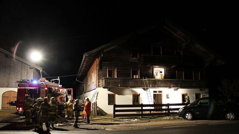 Die Flammen hätten fast auf das Heustadl übergegriffen.
