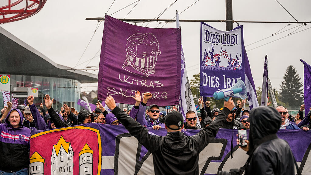 Die Fans von Austria Salzburg beim Fanmarsch vor dem Zweitliga-Spiel gegen den FC Liefering.