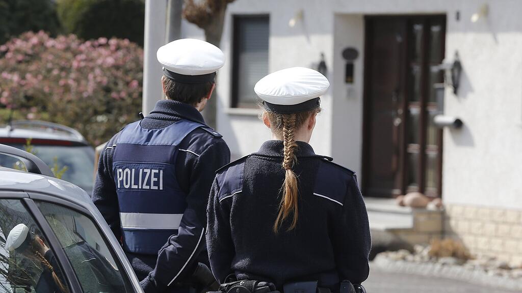 Polizisten vor dem Wohnhaus von Andreas L..