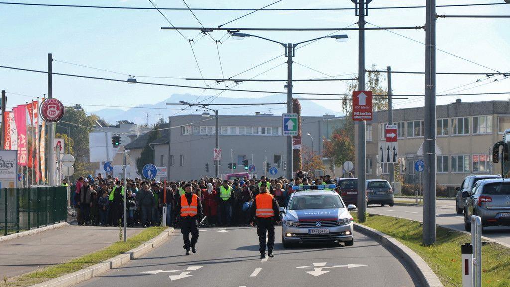 Flüchtlinge marschieren zu Grenze