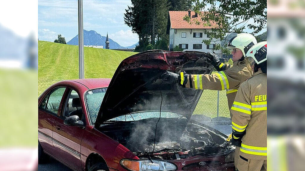 Autobrand auf Parkplatz in Hof