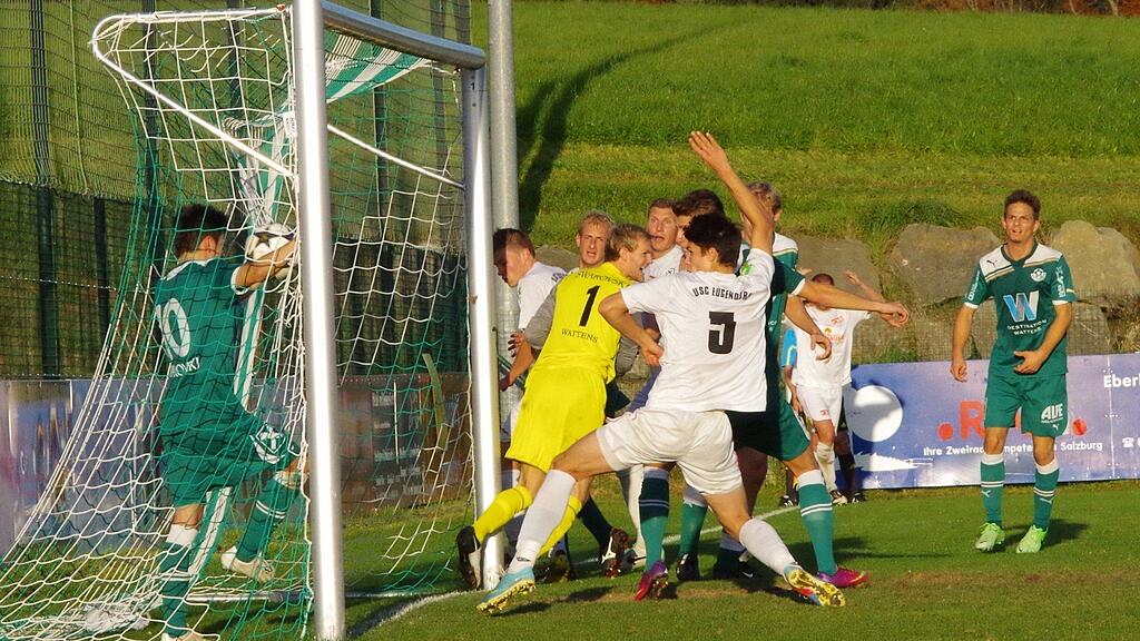 Der Ball war offensichtlich hinter Linie, doch Eugendorf freute sich zu früh.