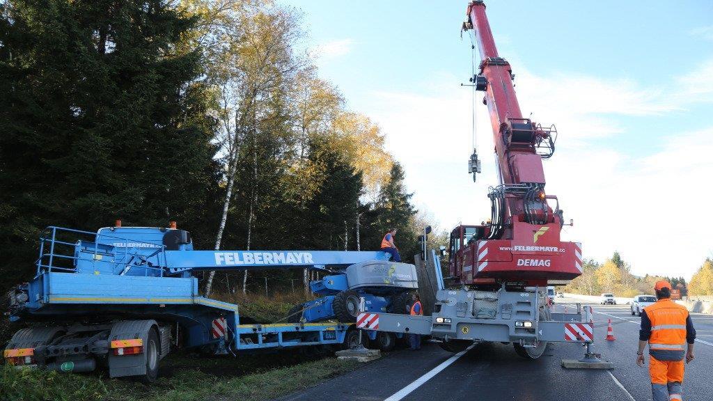Sattelzug kracht gegen Böschung