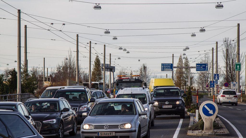 Lkw gegen Kleinbus auf der Münchner Bundesstraße
