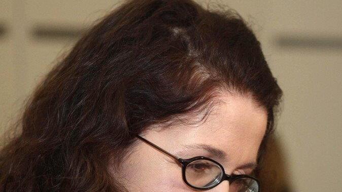 Monika R. zeigt sich der Öffentlichkeit