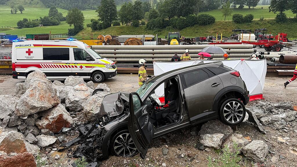 Auto landet in Leogang im Straßengraben: Notarzthubschrauber im Einsatz