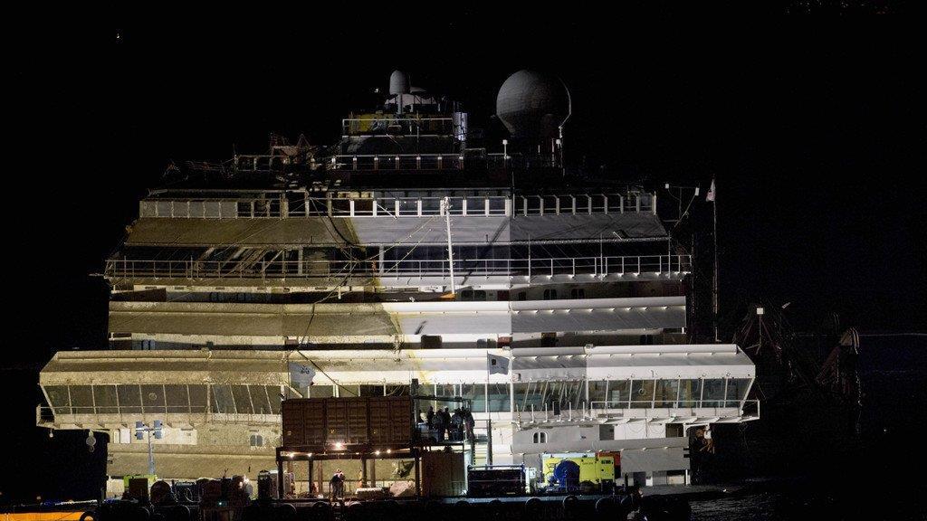 Wrack der Costa Concordia ist aufgerichtet